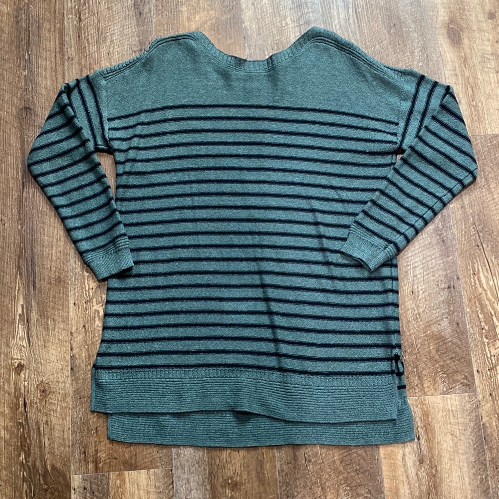 Large sweater lightly worn
